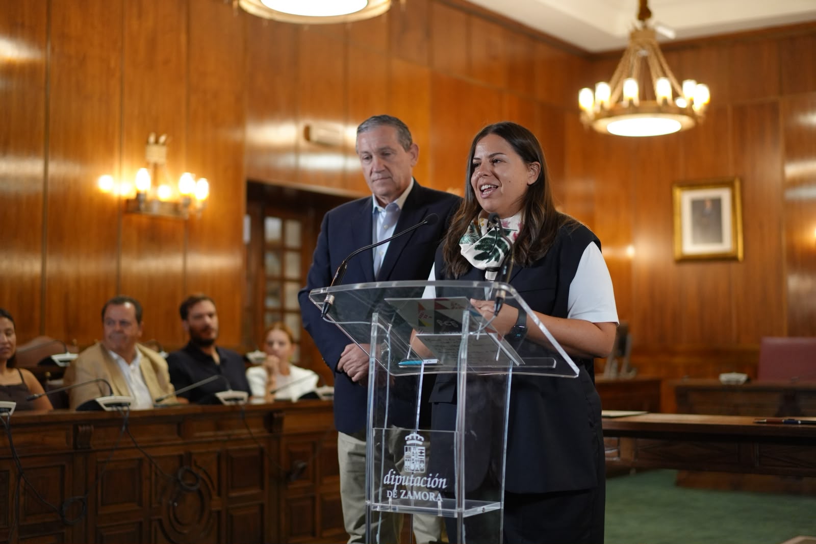 Sara Fregeneda, presidenta de EILZA y directora de FROMAGO, durante el balance de la feria, con Javier Faúndez y el equipo de EILZA