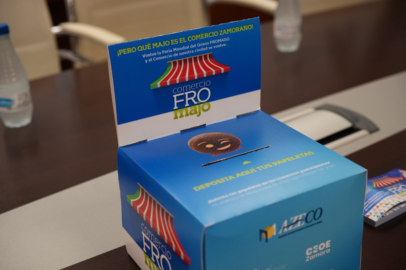 Papeletas y merchandising de la campaña Comercio FROMAGO 2026