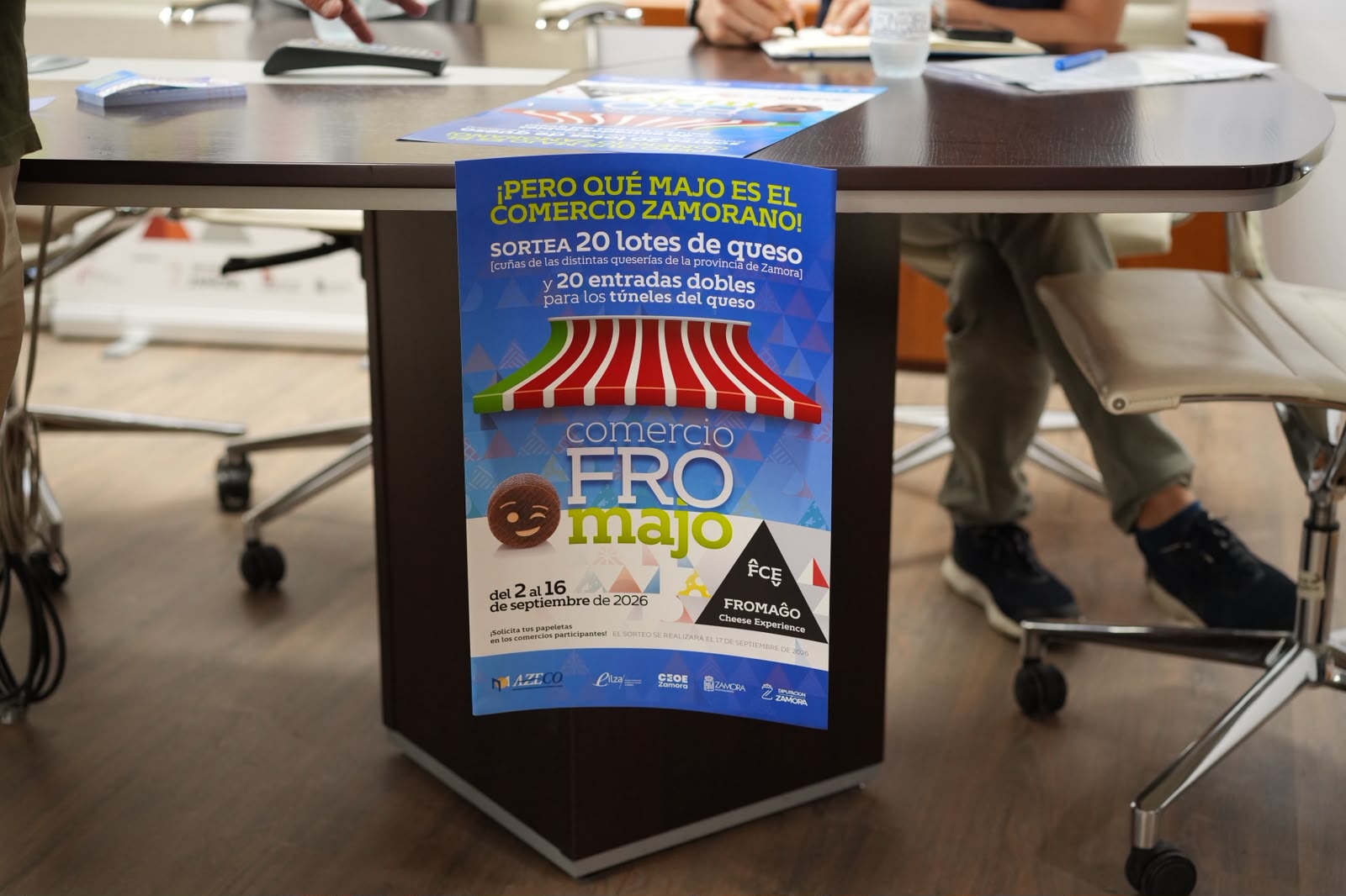 Merchandising de la campaña Comercio FROMAGO 2026