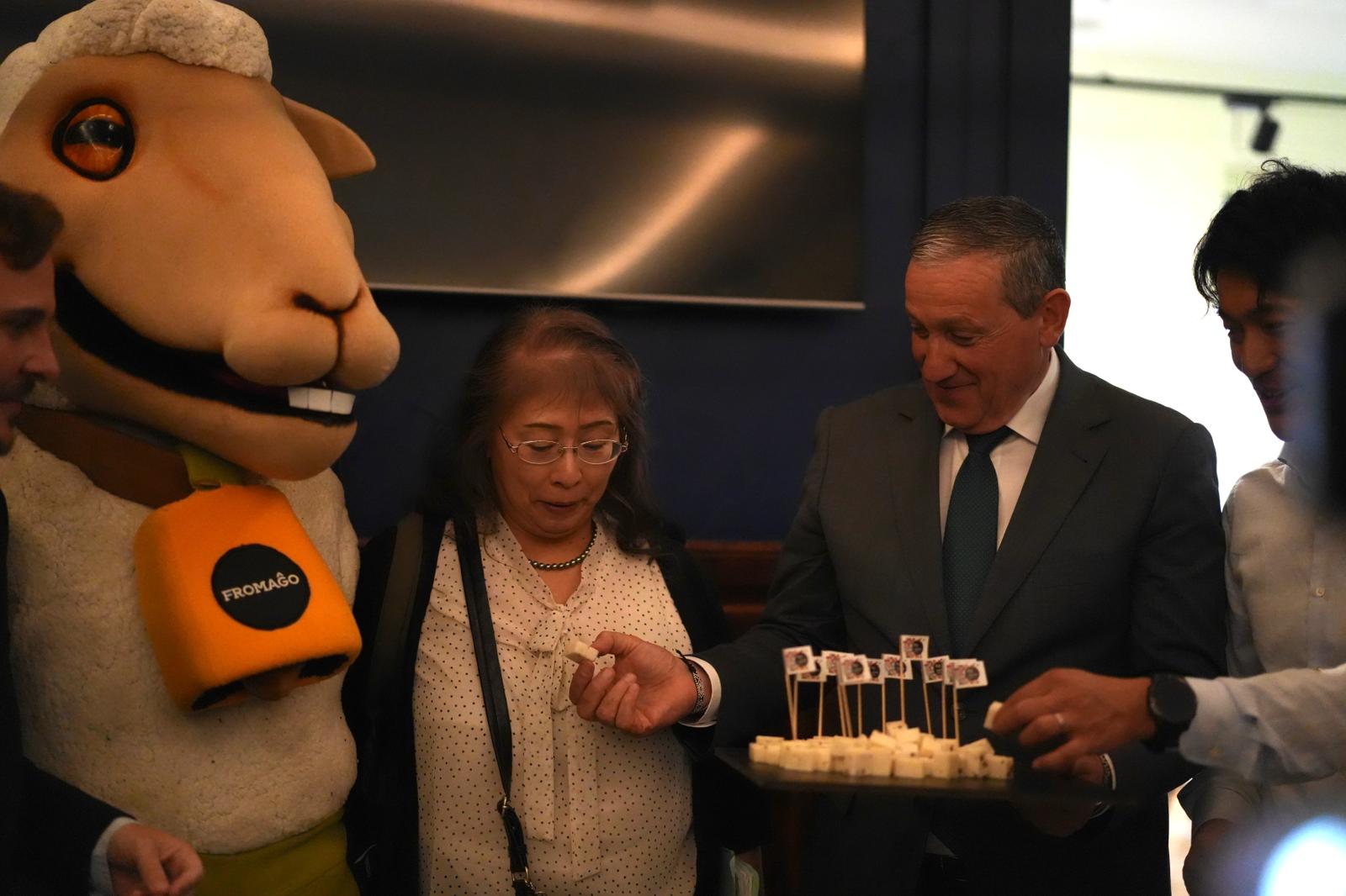 Degustación de queso junto a la delegación internacional en la presentación de FROMAGO en Madrid