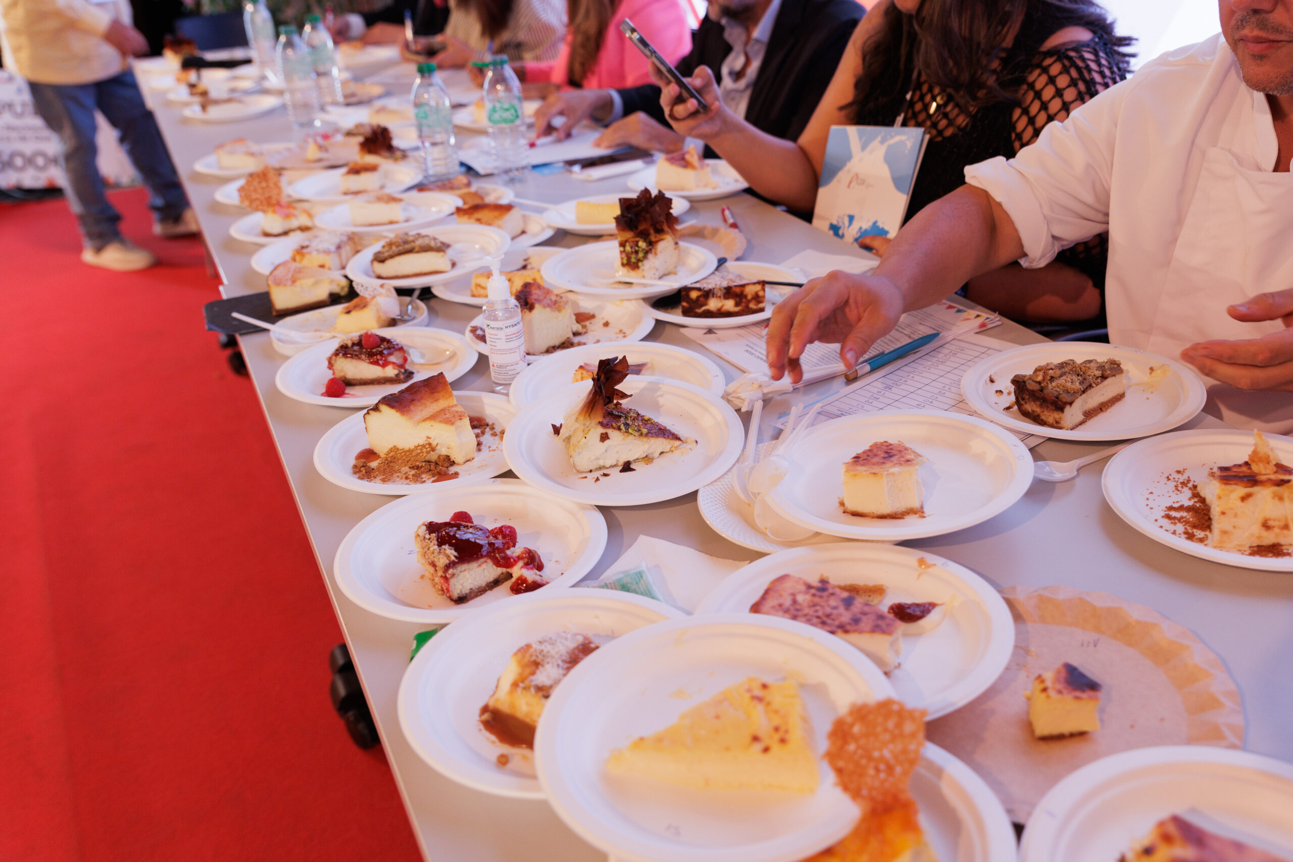 Las tartas finalistas del I Concurso Nacional a la Mejor Tarta de Queso de España, sobre la mesa del Palacio de la Encarnación en FROMAGO 2026