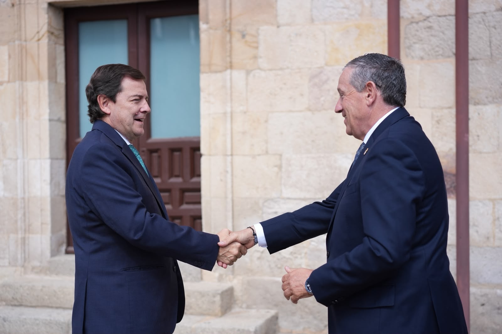 Alfonso Fernández Mañueco y Javier Faúndez se saludan a su llegada a la inauguración de FROMAGO 2026 en Zamora
