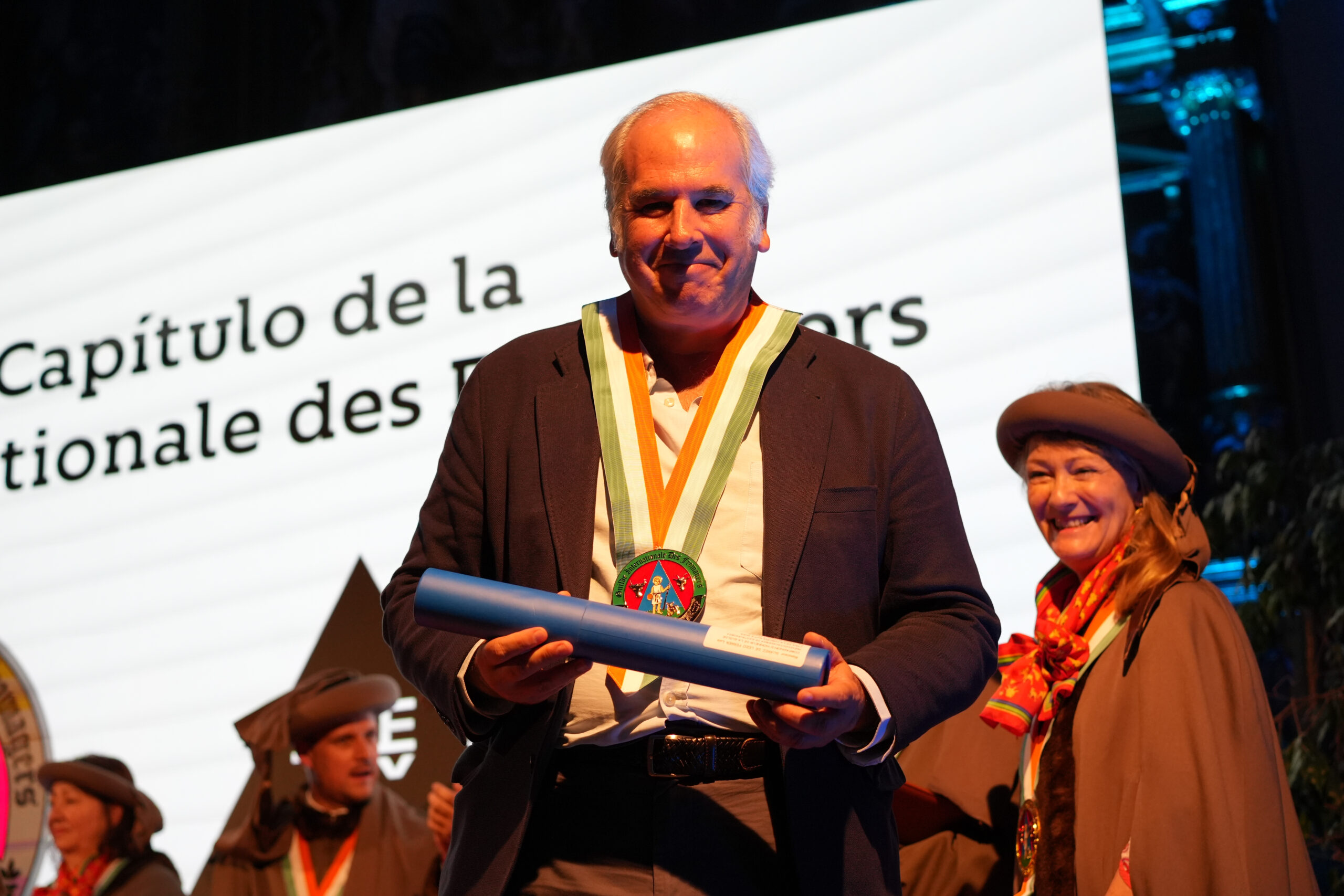 Uno de los nuevos cofrades durante su entronización en el 682º capítulo de la Guilde Internationale des Fromagers en FROMAGO 2026
