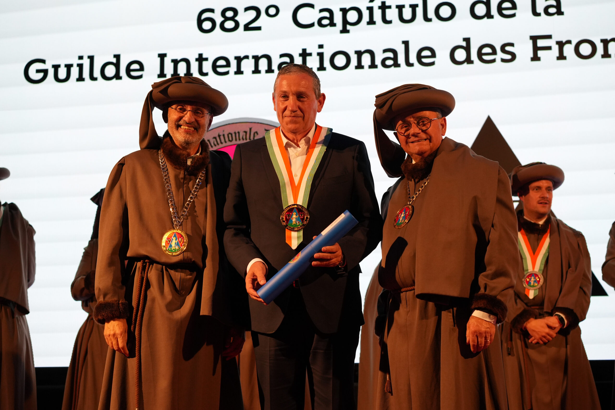 Javier Faúndez, presidente de la Diputación de Zamora, posa con su distinción como cofrade de la Guilde Internationale des Fromagers