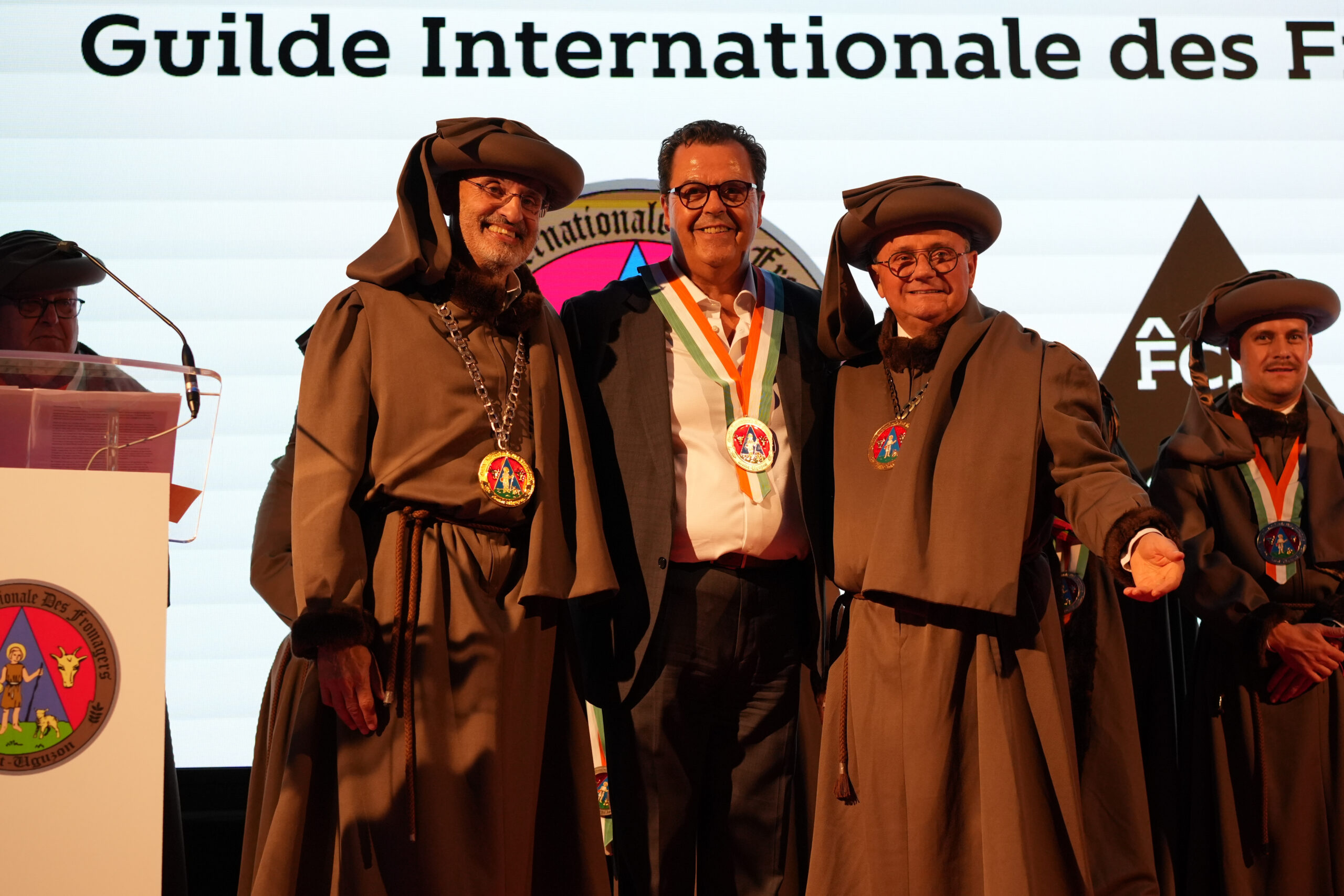 Fernando Fregeneda, de Quesería La Antigua, recibe su distinción como cofrade de la Guilde Internationale des Fromagers en FROMAGO 2026