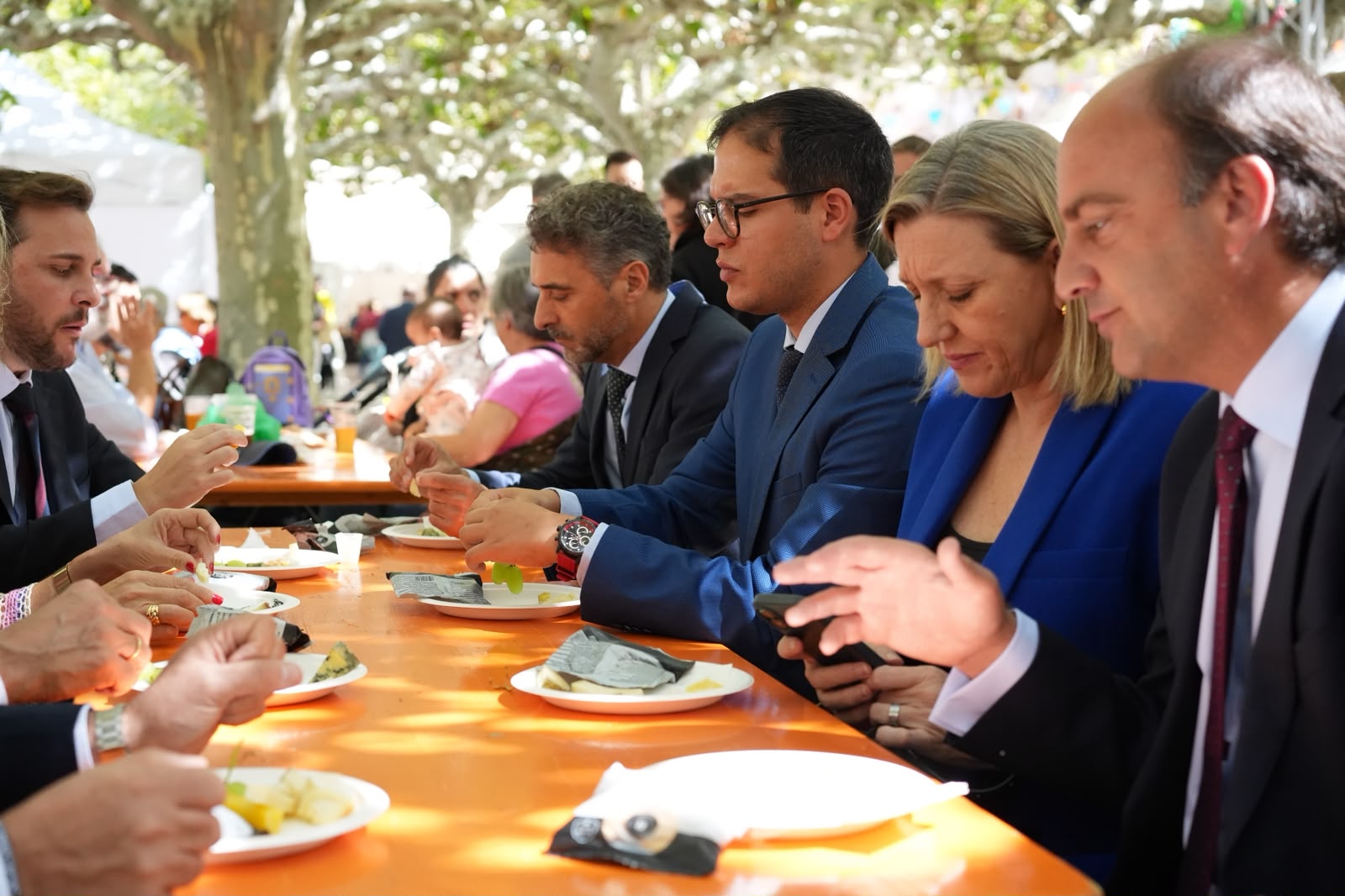 Las autoridades disfrutan de una cata de queso durante su recorrido por FROMAGO 2026