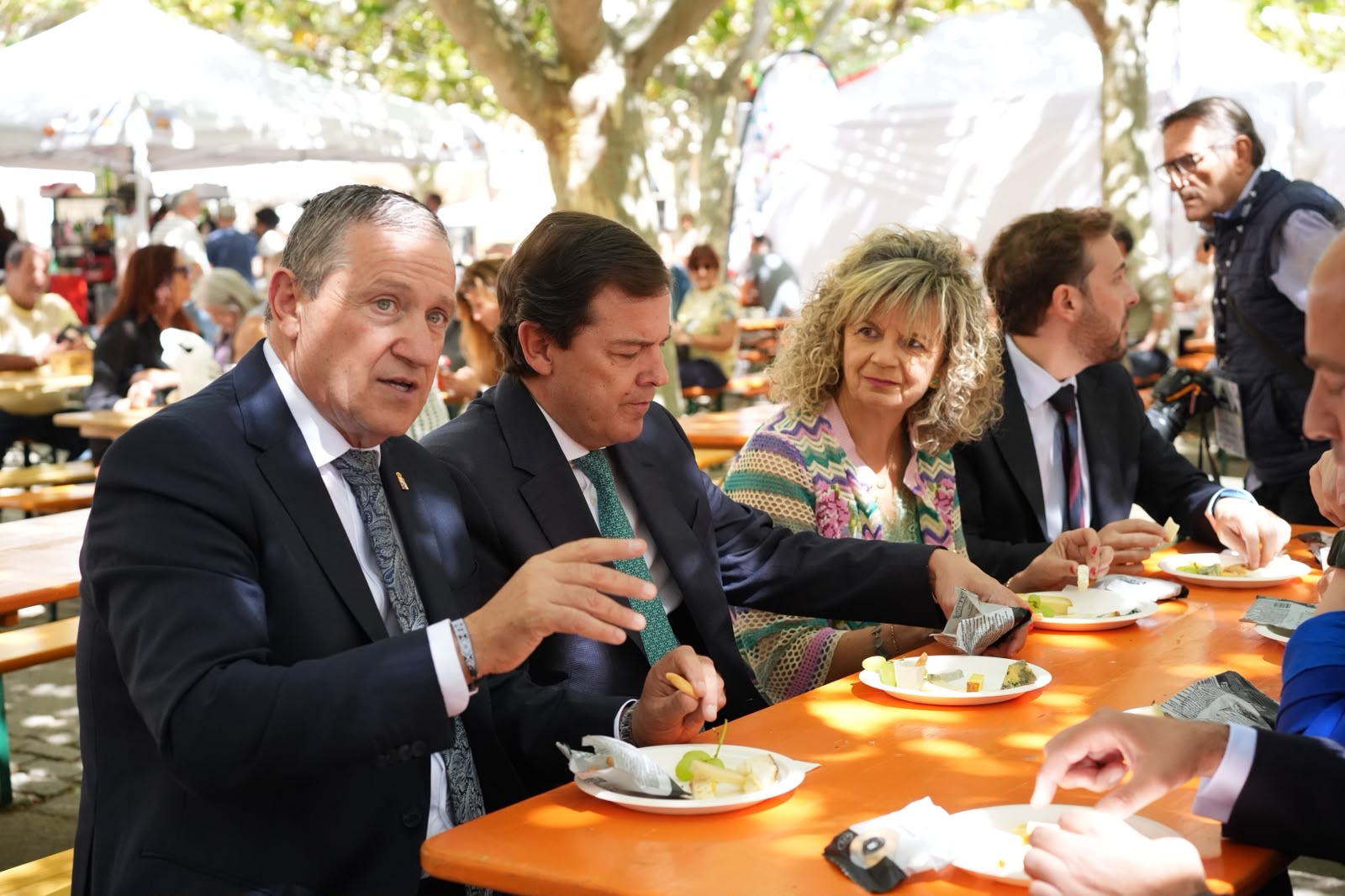 Javier Faúndez y Alfonso Fernández Mañueco prueban queso durante su recorrido por FROMAGO 2026