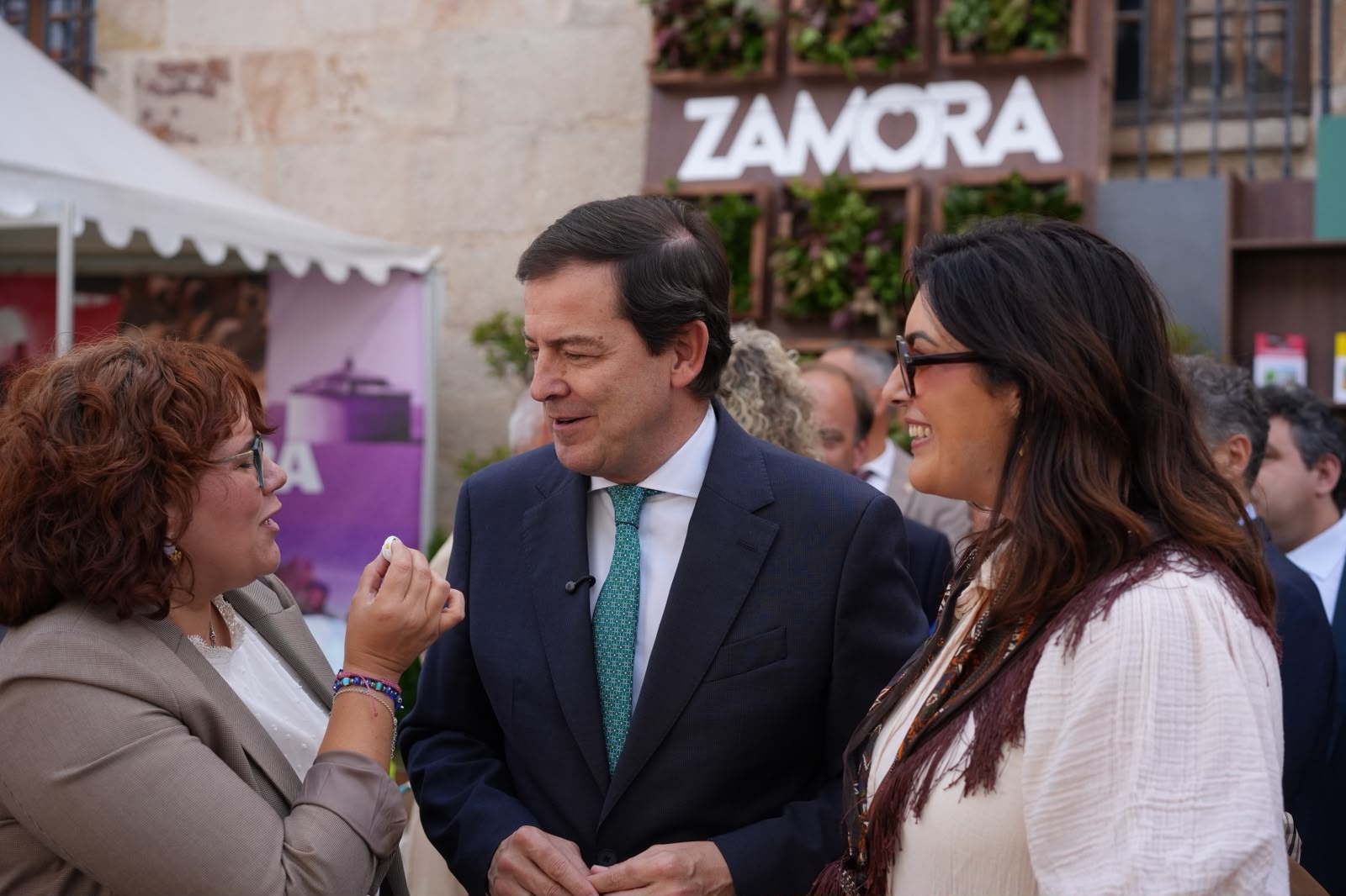 Alfonso Fernández Mañueco, con el stand de la Diputación de Zamora al fondo, en FROMAGO 2026