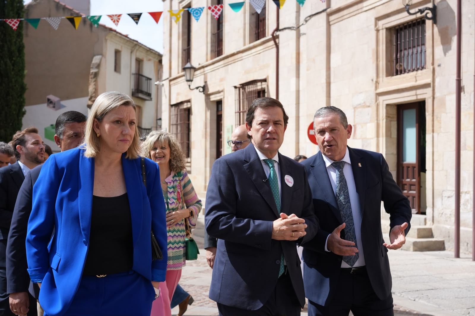 Las autoridades, con la vicepresidenta de la Junta Isabel Blanco, a la salida del Palacio de la Encarnación para recorrer FROMAGO 2026