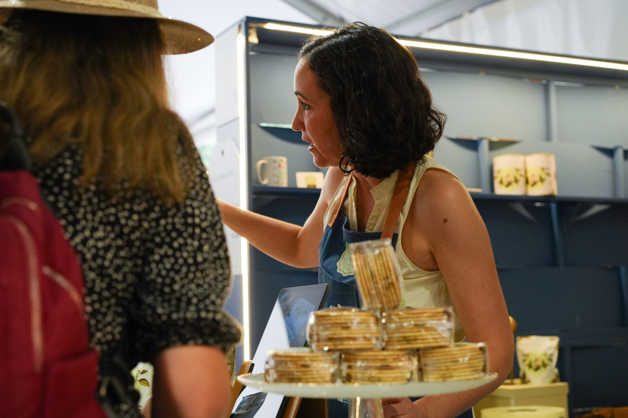 Un expositor atiende a los visitantes en su puesto de queso durante FROMAGO 2026 en Zamora