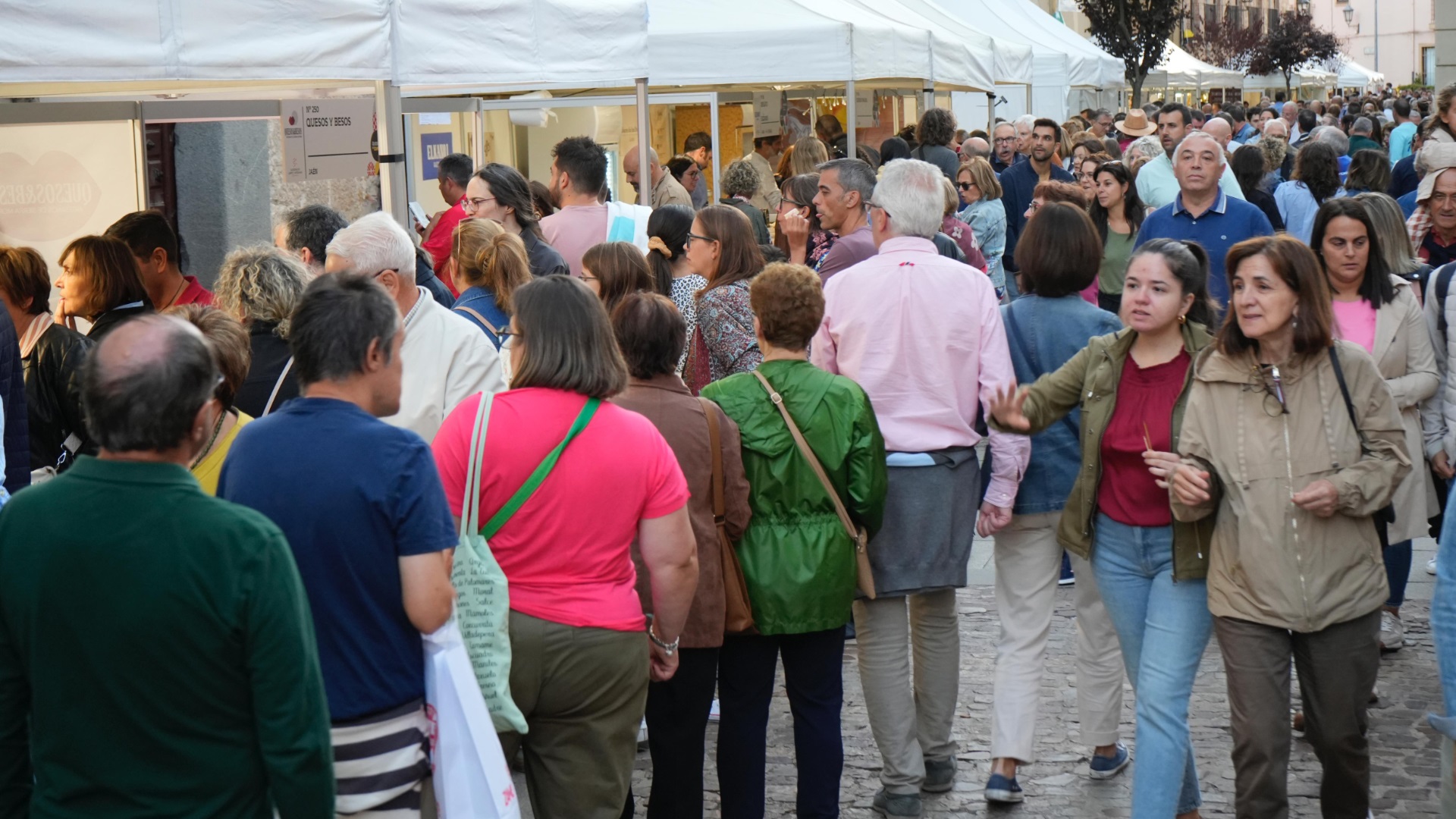 Visitantes recorriendo FROMAGO Cheese Experience en Zamora
