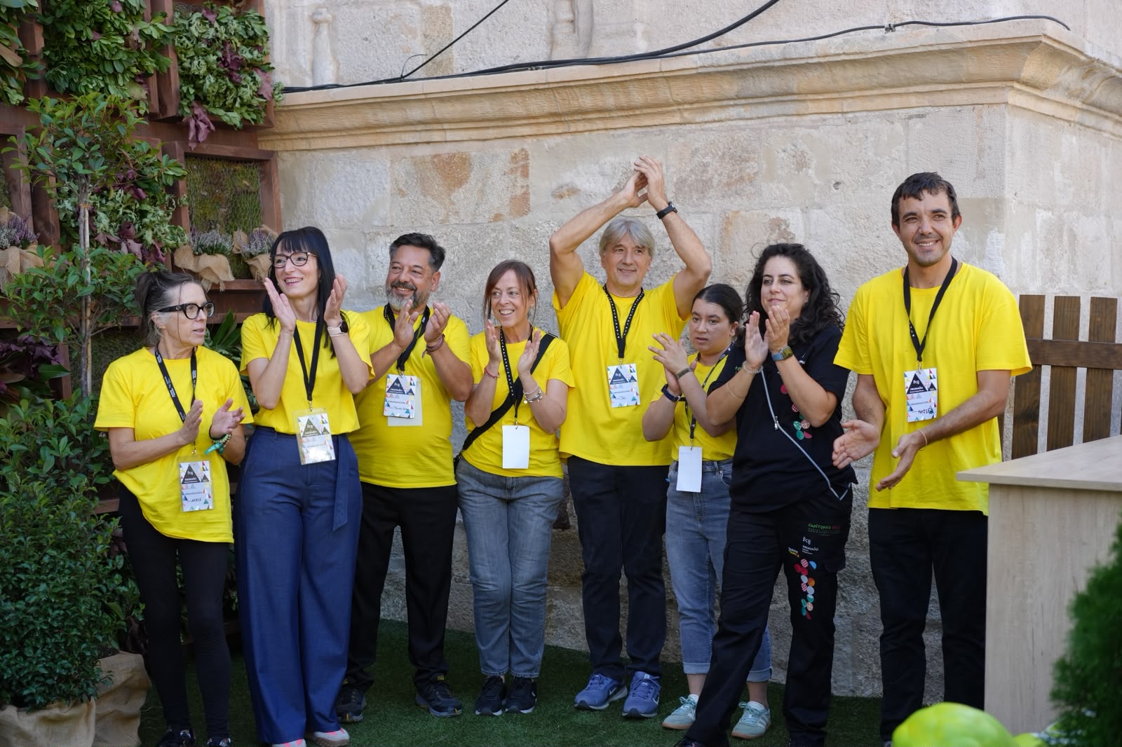 El equipo de voluntarios de FROMAGO 2026, la marea amarilla, durante la feria del queso de Zamora